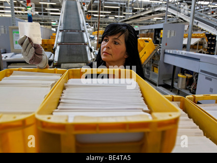 Nada Jumic arbeitet in der Mail sortieren Zentrum des Post-Regionalbüros in Waiblingen, Baden-Württemberg, Deutschland, Europa Stockfoto