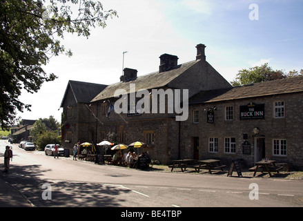 Buck Inn Hotel liegt im Dorf von Malham, Malhamdale, Yorkshire Dales, England, UK Stockfoto