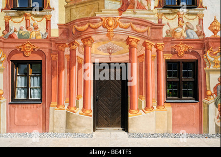 Fassade geschmückt mit Wandmalereien namens Lueftlmalerei im Pilatus-Haus in Oberammergau, Landkreis Garmisch-Partenkirchen, Stockfoto