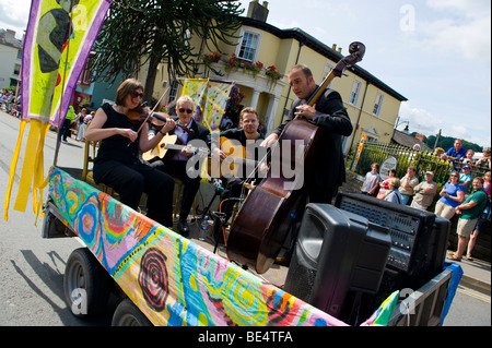 Jazz-Band auf Anhänger für die Öffnung der Parade von Brecon Jazz Festival 2009 Stockfoto