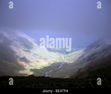 Sonnenlicht bricht durch niedrige Wolken über Mosedale und Wasdale Head aus Wind Lücke zwischen der Säule und Scoat fiel Lake District, Cumbria England Stockfoto