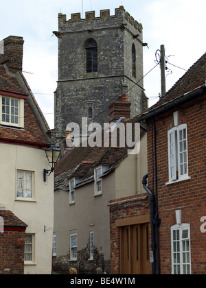 Eine schmale Straße und Kirche Glockenturm in Wareham, Dorset. Stockfoto