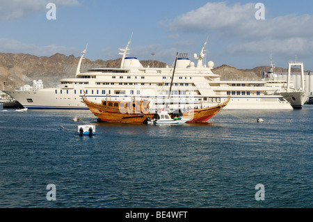 Alten Dhau und Sultan Qaboos königliche Yacht, Hafen von Mutrah, Muscat, Sultanat Oman, Arabien, Nahost Stockfoto