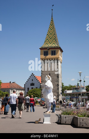 Lindau, Bayern, Deutschland. Lebende Statue Pantomime auf der Uferpromenade in der malerischen Altstadt (Altstadt) am Bodensee Stockfoto