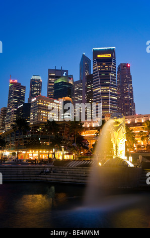 Singapur, Merlion Statue in der Abenddämmerung. Stockfoto