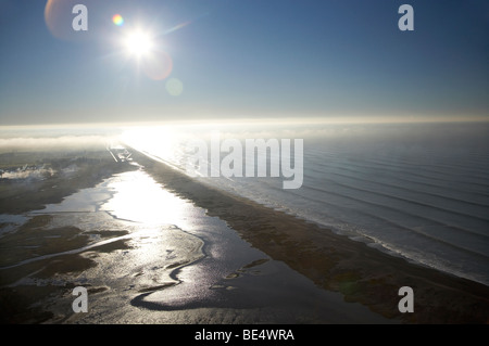 Sonne über Washdyke Lagune und Pazifischen Ozean, Timaru, South Canterbury, Südinsel, Neuseeland - Antenne Stockfoto