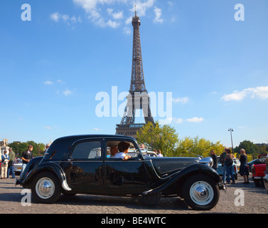 Licht-15 Citroen als von "Maigret" der französischen Detektiv getrieben auf dem Eiffelturm in Paris Frankreich Stockfoto