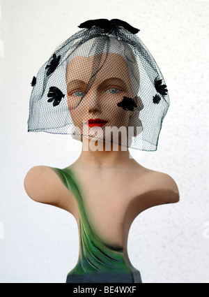 Leiter der weiblichen amerikanischen Mannequin ca. 1920, Art Deco, mit verschleierten Hut Stockfoto