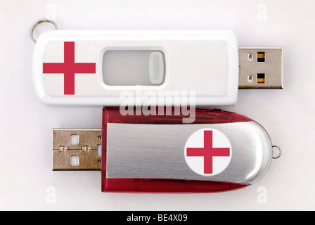 USB-Stick mit einem roten Kreuz, symbolisches Bild für digitalisierten medizinischen Patientendaten Stockfoto