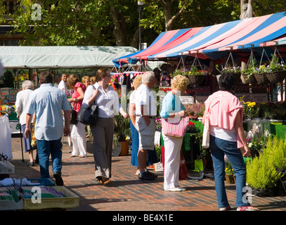 Menschen beim Einkaufen auf dem Markt in der hübschen Stadt Retford Norden Nottinghamshire England UK Stockfoto