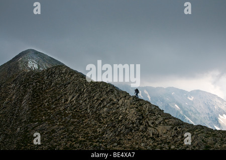 Ein Wanderer nähert sich der Höhepunkt der Marmarokastro auf dem Pendadhaktilo Grat in das Taygetos-Gebirge. Südlichen Peloponnes, Griechenland Stockfoto