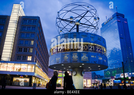 Alexanderplatz, Berolinahauses, Weltzeituhr und Park Inn Hotel, Mitte, Berlin, Deutschland, Europa Stockfoto