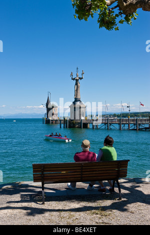 Rentner mit Blick auf die Imperia-Statue von Peter Lenk, Konstanz, Bodensee, Baden-Württemberg, Deutschland, Europa Stockfoto