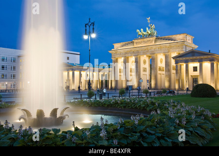 Pariser Platz quadratisch, mit Brunnen und dem Brandenburger Tor, Mitte, Berlin, Deutschland, Europa Stockfoto