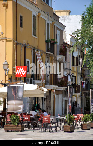 Strassencafé, Piazza Castello, Barletta, Provinz Barletta-Andria-Trani, Apulien Region, Italien Stockfoto