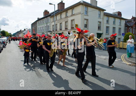 Wonderbrass Jazzband führen in die Eröffnungsparade Brecon Jazz Festival 2009 Stockfoto