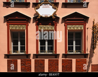 Dekorative und renovierten Fassade mit Reliefs Fliesen Handwerker Geschäfte in der Altstadt, Nürnberg, Mittelfranken Stockfoto