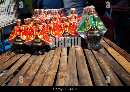 Sto. Nino religiöse Bilder an einem Straßenrand stall neben der Kirche. Stockfoto