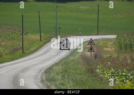 Citroen 2cv van gehen eine lange eine französische Straße Stockfoto