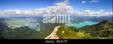 Blick vom Mt. Herzogstand nach unten am See Walchensee und Kochelsee See Benediktenwand Berg, Ortsteil von Bad Tölz- Stockfoto