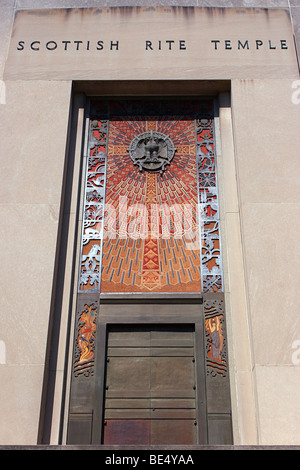 Eine reich verzierte Tür auf der Fassade des schottischen Ritus Tempels, 16. St., Washington, DC. Stockfoto