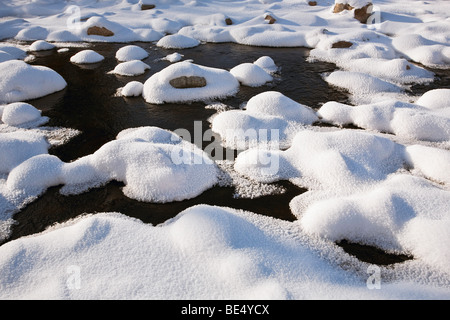Frisch gefallener Schnee auf einer felsigen Bucht. Stockfoto