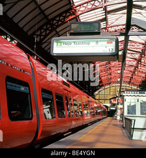 Ein roter Zug sitzen auf der Plattform am Hauptbahnhof, Kobenhavn H, Hovedbanegarden, Copenhagen Dänemark KATHY DEWITT Stockfoto