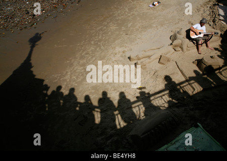 Sandskulpturen am Strand von Gabriels Wharf, South Bank, London, UK (erstellt von Sandalism) Stockfoto