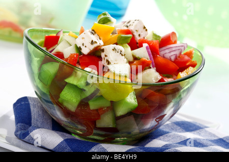 Griechischer Salat mit Feta-Käse, Gurken, Tomaten, Paprika und Oliven Stockfoto
