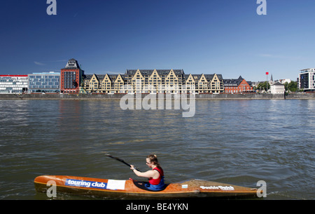 Siebengebirge und Silo 23, Lagerhäuser, umgewandelt in Wohnungen und Büros im Rheinauhafen Hafen, Köln, Rheinland, Norden Stockfoto