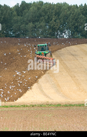Traktor Pflügen eine Feld Suffolk UK Stockfoto