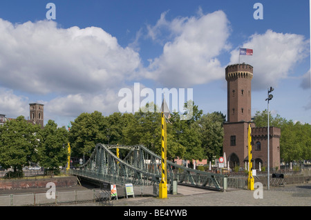 Malakoff Drehbrücke am Rheinauhafen vor Kölner Schokoladenmuseum, Stahl-Fachwerk-Fußgängerbrücke, Industriedenkmal, Stockfoto