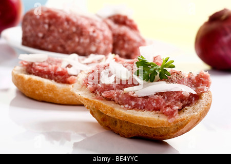 Brötchen mit Mett, Zwiebeln und Petersilie Stockfoto