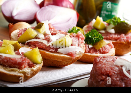 Brötchen mit Mett, Zwiebeln, Gurken und Petersilie Stockfoto