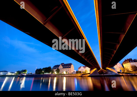 Nachtaufnahme von der Nibelungenbruecke-Brücke mit der Donau in Regensburg, Bayern, Deutschland, Europa Stockfoto