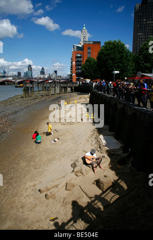 Sandskulpturen am Strand von Gabriels Wharf, South Bank, London, UK (erstellt von Sandalism) Stockfoto