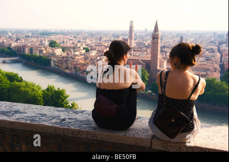 Zwei junge Frauen diskutieren über die Dächer von Verona und der Etsch, Venetien, Italien, Europa Stockfoto