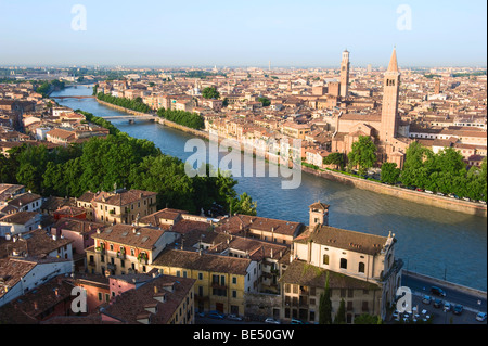 Morgenlicht über den Dächern von Verona und der Etsch, Venetien, Italien, Europa Stockfoto