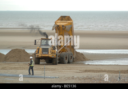 Küstenschutzes Gebäude am Strand von Hythe, Kent Stockfoto