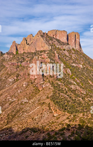 Blick auf Casa Grande von Lost Mine Trail in die Chisos Berge des Big Bend National Park, Texas, USA. Stockfoto