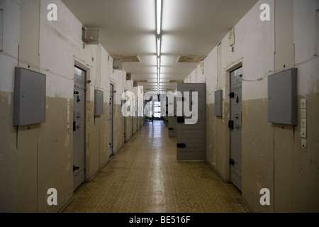 Zelle-Darm-Trakt in das neue Gebäude der ehemaligen Geheimdienst-Gefängnis, Gedenkstätte Berlin-Hohenschönhausen, ehemaliges Gefängnis der DDR Stockfoto