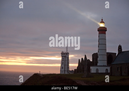 Saint Mathieu Leuchtturm beleuchtet, Bretagne, Finistere, Frankreich Stockfoto