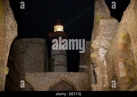 Saint Mathieu Leuchtturm beleuchtet, Blick von den Ruinen der Abtei, Bretagne, Finistere, Frankreich Stockfoto