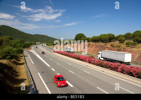 Fahrzeuge fahren auf der Autobahn A8, La Provencale in Südfrankreich. Stockfoto