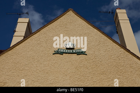 Greene King Bier Schild an der Außenwand einer Kneipe. Stockfoto