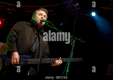 Guenther Sigl, Sänger und Frontmann der deutschen Band Spider Murphy Gang live beim Openquer Festival in Zell am See, Schweiz Stockfoto