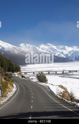 Arthurs Pass Road, Brücke über Waimakariri River und Südalpen, Canterbury, Südinsel, Neuseeland Stockfoto