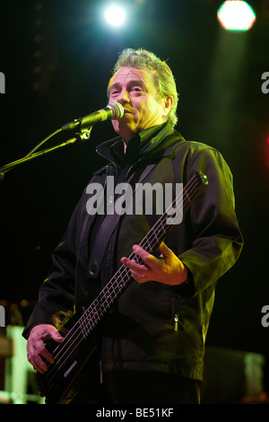 Guenther Sigl, Sänger und Frontmann der deutschen Band Spider Murphy Gang live beim Openquer Festival in Zell am See, Schweiz Stockfoto