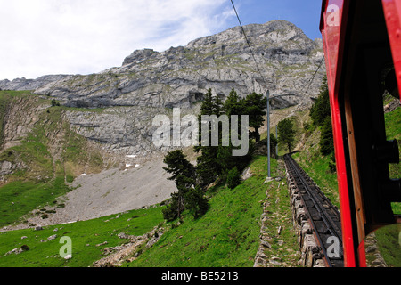 Mit 48 Prozent Steigung die steilste Zahnradbahn der Welt, die Bahn auf dem Pilatus in der Nähe von Luzern, Schweiz, Europa Stockfoto