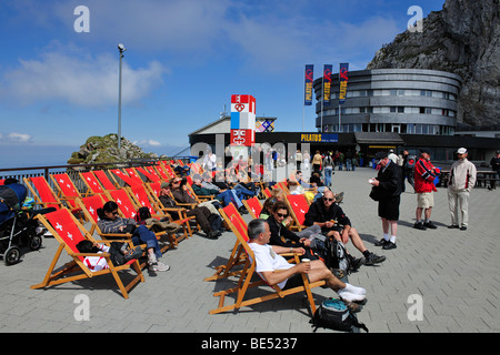 Touristen entspannen Sie sich auf den Liegestühlen auf dem Pilatus, beliebte touristische Destination, in der Nähe von Luzern, in der Rückseite der Hot Stockfoto